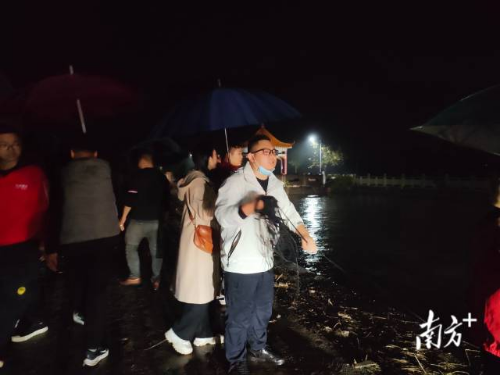 陈岐(白色衣服)5分钟救起4名落水者。