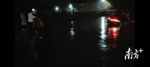 陈岐(白色衣服)5分钟救起4名落水者。