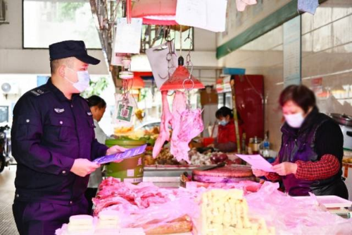 天河区公安分局辅警林家任向市民宣传反诈知识。