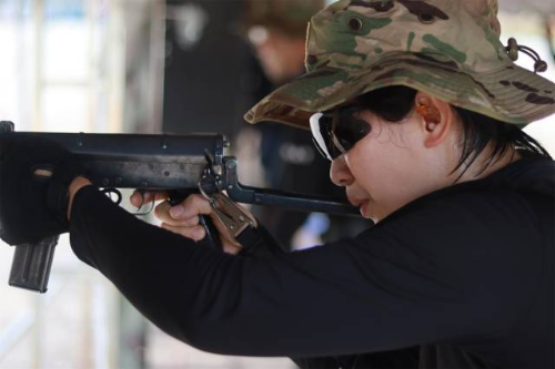 特警支队特警一大队女子突击分队副分队长范艳萍。 特警支队特警一大队女子突击分队副分队长范艳萍。