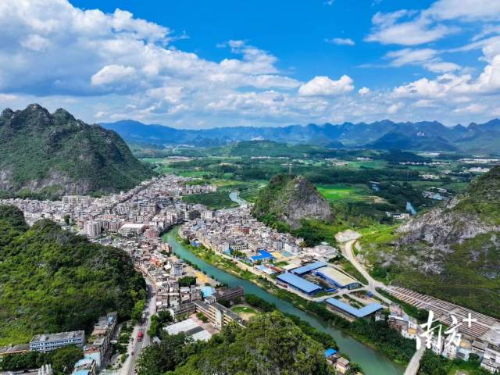 石潭镇圩镇航拍图。