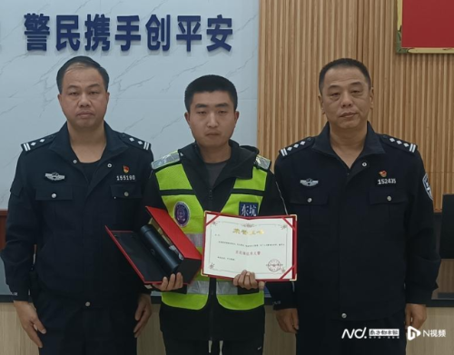 白川(中间)事后加入了义警队伍。