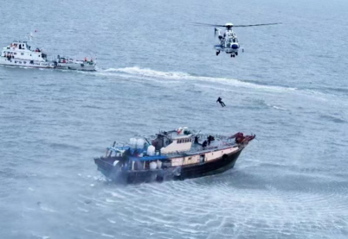 一大队完成国内首例“飞机与船只运动中索降抓捕”。 图片