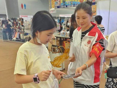 向街坊派发“断卡行动”宣传单张 向街坊派发“断卡行动”宣传单张