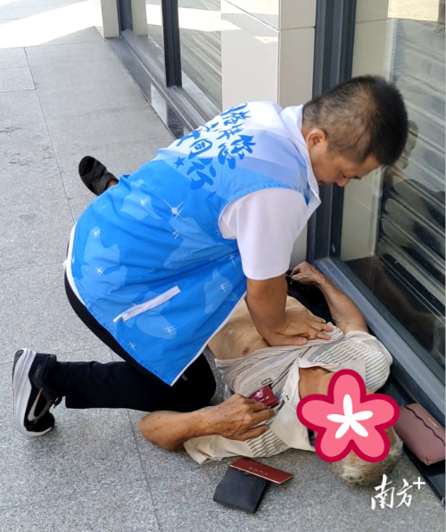 网格员梁颂鹏对昏厥老人实施心肺复苏急救。