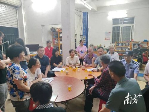 上城街道联合区教育部门召集居民围绕就近入学问题开展专题夜谈活动。