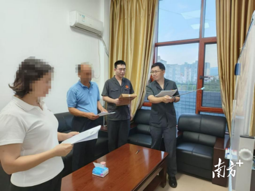 宋法官的“白板调解”,为当事人理清思绪,达成调解。 宋法官的“白板调解”,为当事人理清思绪,达成调解。