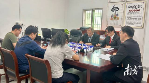 “和和来”调解室内,有事好商量。