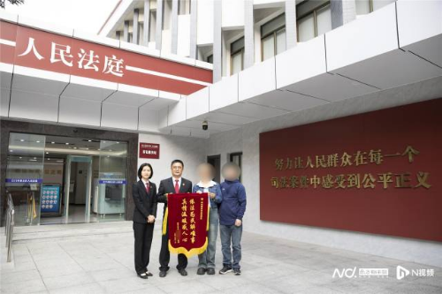 柯铭培(左二)。