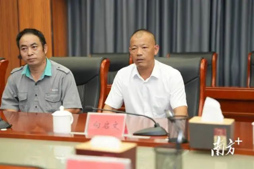 向绍彬父亲特别感谢江门市委、市政府和江门市见义勇为基金会一直以来对他们一家人生活的关怀与帮助。 向绍彬父亲特别感谢江门市委、市政府和江门市见义勇为基金会一直以来对他们一家人生活的关怀与帮助。