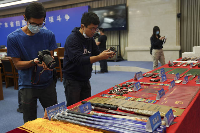 11月13日,广东省扫黑除恶办联合省政府新闻办召开新闻发布会。现场展示了全省公安机关查扣的一批枪支、弹药、管制刀具等实物。南方日报记者 张冠军 摄 11月13日,广东省扫黑除恶办联合省政府新闻办召开新闻发布会。现场展示了全省公安机关查扣的一批枪支、弹药、管制刀具等实物。南方日报记者 张冠军 摄