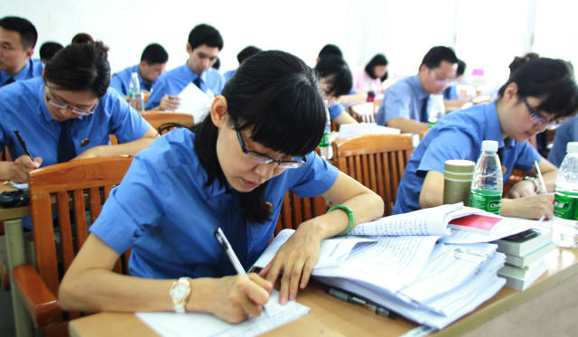 2016年5月28日上午,全省法官和检察官“员额制”考试,各个地市同步进行。南方日报记者梁文祥摄 2016年5月28日上午,全省法官和检察官“员额制”考试,各个地市同步进行。南方日报记者梁文祥摄