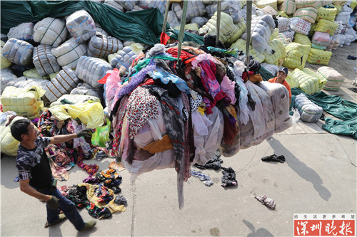 海关正在对垃圾衣服装车运往垃圾发电处理厂 朱子煜 摄